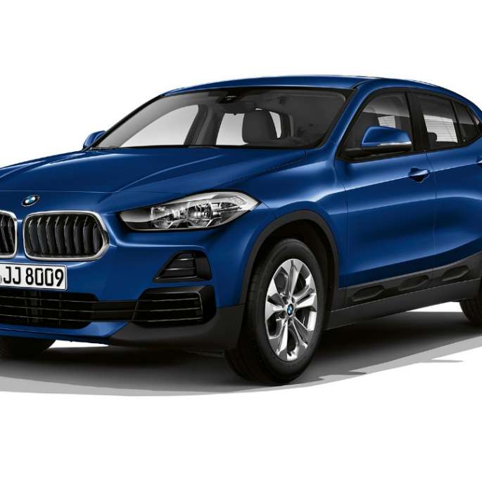 BMW X2 sDrive20i Modèle Advantage vue de trois quarts avant BMW X2 sDrive20i Modèle Advantage 2018 F39 Mediterranblau metallic vue de trois quarts avant