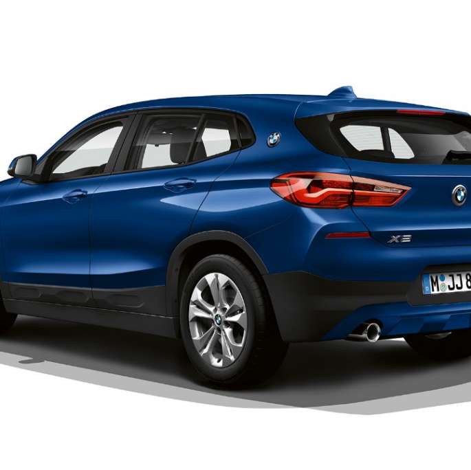 BMW X2 sDrive20i Modèle Advantage vue de trois quarts arrière BMW X2 sDrive20i Modèle Advantage 2018 F39 Mediterranblau metallic vue de trois quarts arrière