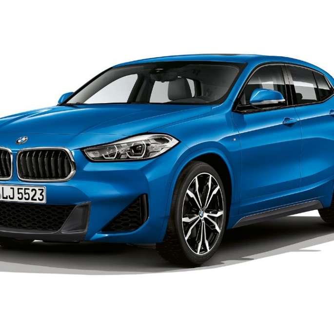 BMW X2 sDrive20i Modèle M Sport vue de trois quarts avant BMW X2 sDrive20i Modèle M Sport 2018 F39 Misano Blau metallic vue de trois quarts avant