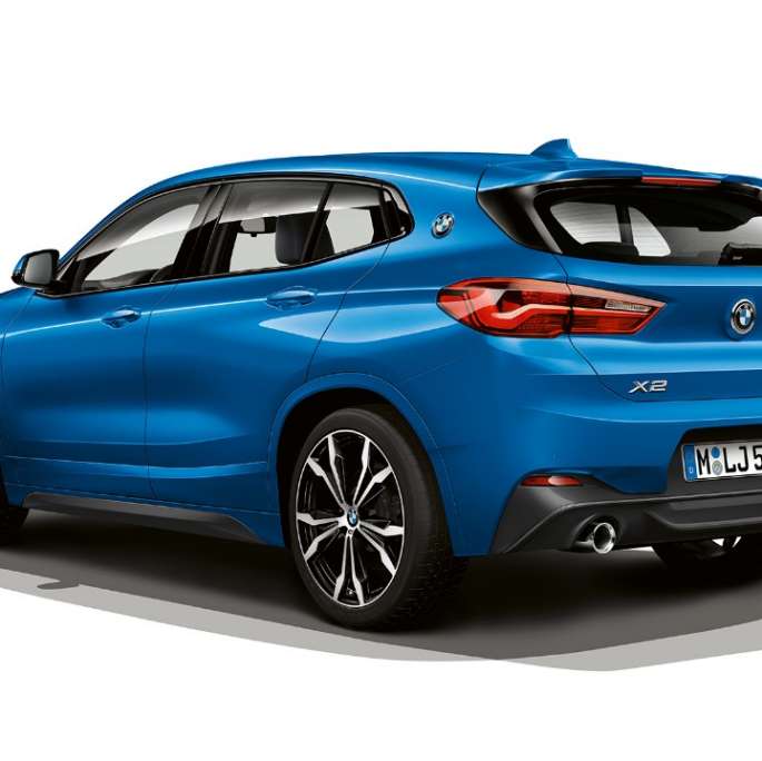 BMW X2 sDrive20i Modèle M Sport vue de trois quarts de profil BMW X2 sDrive20i Modèle M Sport 2018 F39 Misano Blau metallic vue de trois quarts de profil