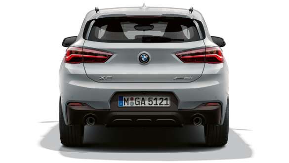 Vue arrière de la BMW X2 F39 Vue arrière de la BMW X2 2018 F39 Galvanic Gold metallic