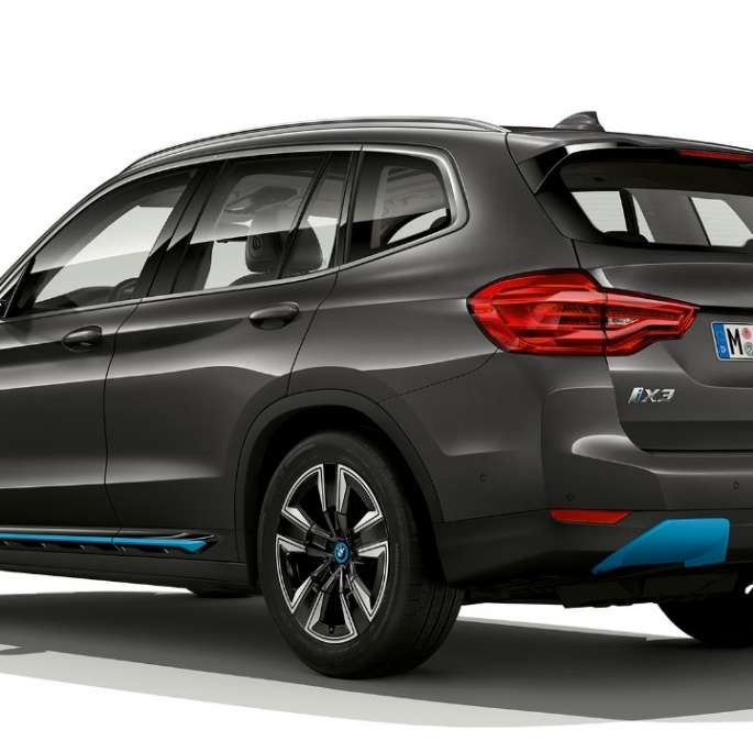 BMW iX3 G08 2020, modèle « Inspiring », vue de trois quarts arrière BMW iX3 G08 2020, modèle « Inspiring » en Sophistograu Brillianteffekt, vue de trois quarts arrière