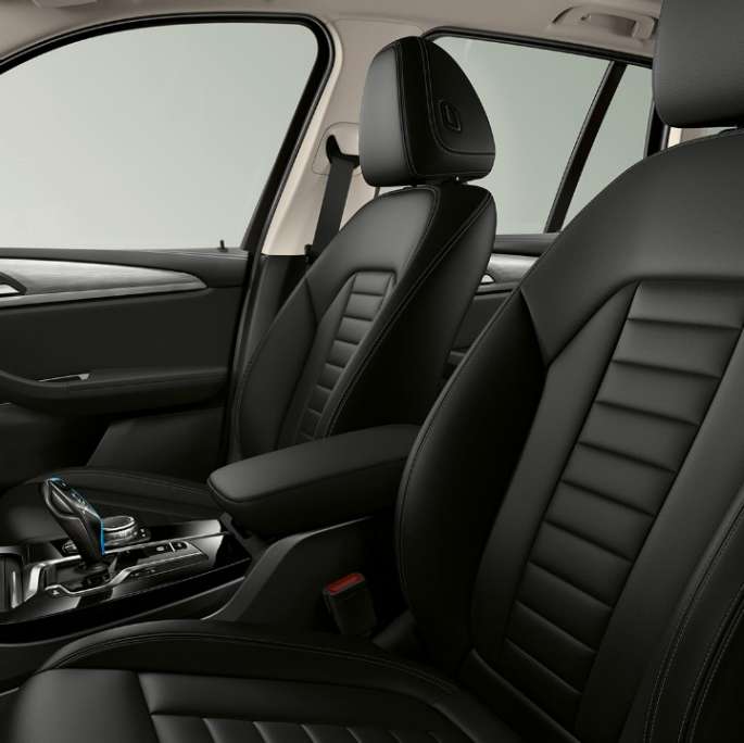 BMW iX3 G08, modèle « Inspiring », sièges sport en cuir Vernasca Mokka Sièges sport pour le conducteur et le passager avant en cuir Vernasca Mokka pour le modèle BMW iX3 G08 2020 « Inspiring », habitacle