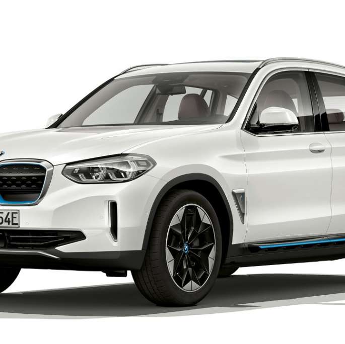 BMW iX3 G08, modèle « Impressive », vue de trois quarts avant BMW iX3 G08 2020, modèle « Impressive » en Mineralweiß metallic, vue de trois quarts avant