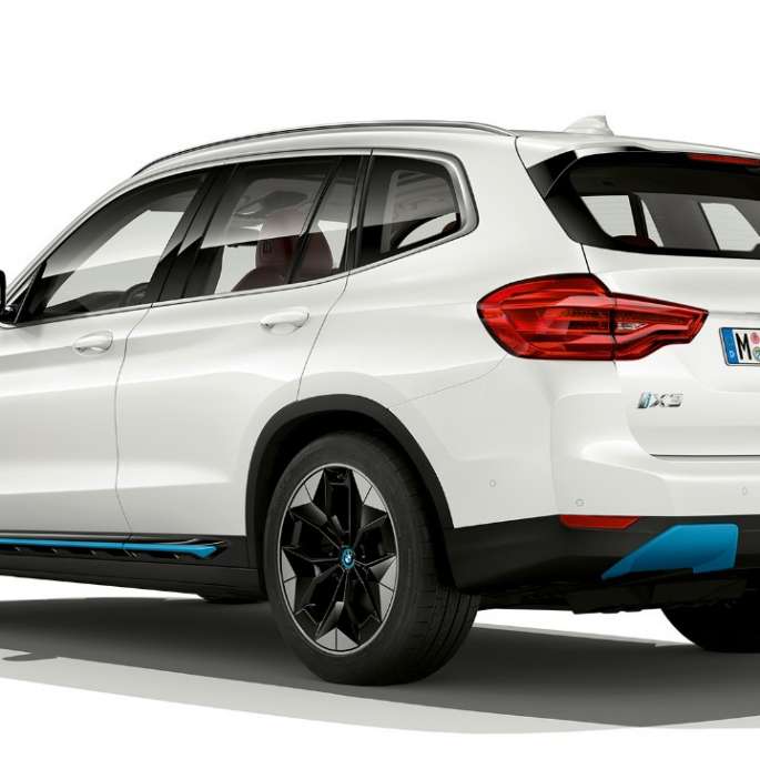 BMW iX3 G08, modèle « Impressive », vue de trois quarts arrière BMW iX3 G08 2020, modèle « Impressive » en Mineralweiß metallic, vue de trois quarts arrière