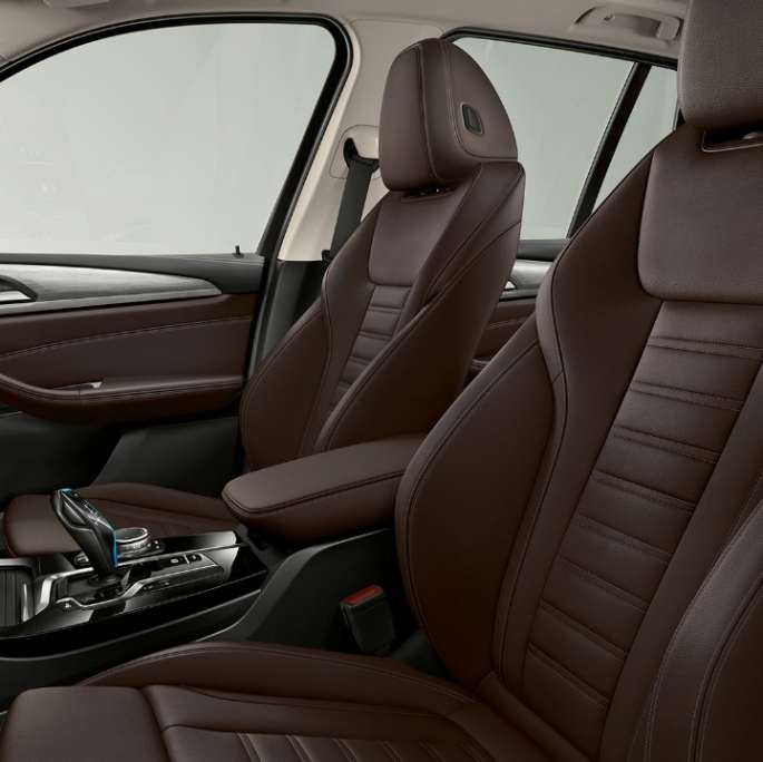 BMW iX3 G08, modèle « Impressive », sièges sport en cuir Vernasca Schwarz Sièges sport pour le conducteur et le passager avant en cuir Vernasca Schwarz pour le modèle BMW iX3 G08 2020 « Impressive », habitacle