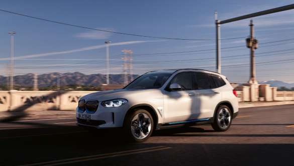 BMW IconicSounds Electric BMW iX3 G08 BMW IconicSounds Electric BMW iX3 G08 2020 Mineralweiß metallic, en mouvement sur la route