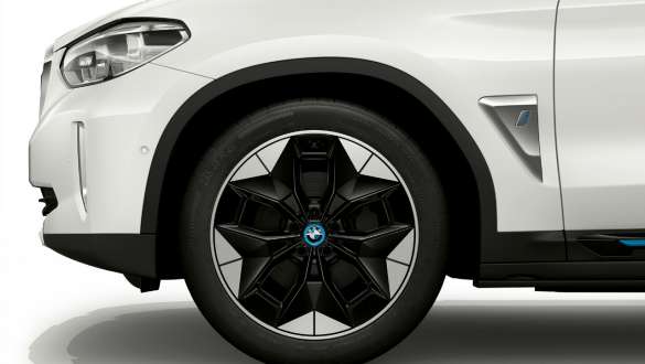 Jantes aérodynamiques 843" bicolores de la BMW iX3 G08 Jantes aérodynamiques 843 bicolores de 20" avec monte de pneus mixte BMW iX3 G08 2020 Mineralweiß metallic, vue en gros plan de la jante