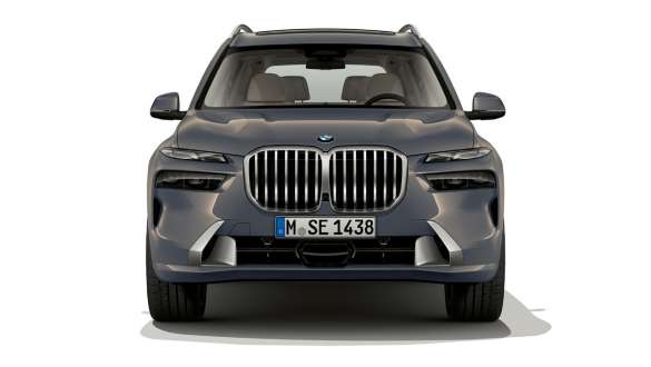 BMW X7 G07 LCI vue avant en Sparkling Kupfergrau metallic BMW X7 G07 LCI vue avant à l’arrêt Sparkling Kupfergrau metallic