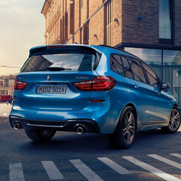 Esterni della BMW Serie 2 Gran Tourer F46 Esterni della BMW Serie 2 Gran Tourer 220d xDrive F46 Facelift 2018 Estoril Blue metallizzato vista posteriore a tre quarti in movimento in città