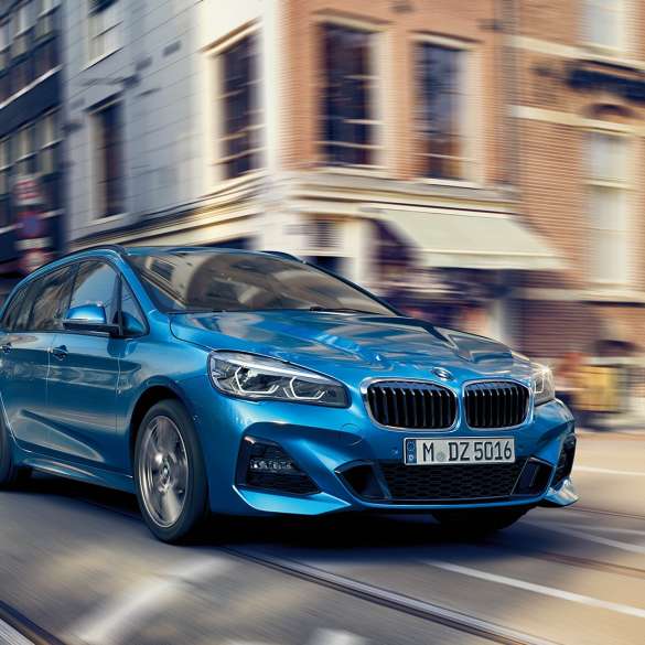 Dinamica di guida BMW Serie 2 Gran Tourer F46 Dinamica di guida della BMW Serie 2 Gran Tourer F46 Facelift 2018 Estoril Blue metallizzato vista anteriore a tre quarti in movimento in centro città
