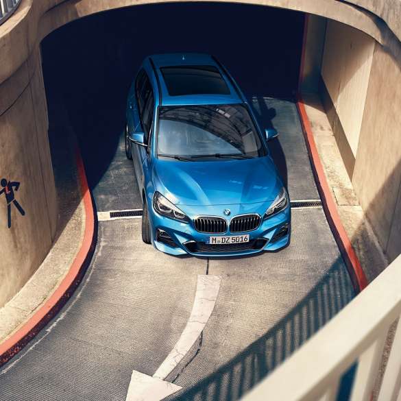 BMW Serie 2 Gran Tourer in movimento in un autosilo F46 BMW Serie 2 Gran Tourer F46 Facelift 2018 Estoril Blue metallizzato con prospettiva a volo di uccello in movimento in un autosilo