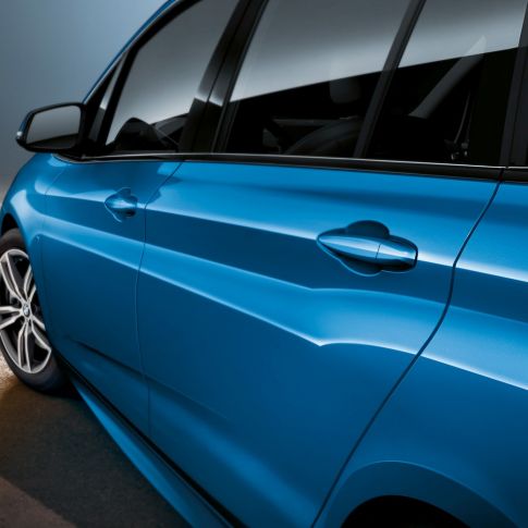 Fiancata della BMW Serie 2 Gran Tourer F46 Fiancata della BMW Serie 2 Gran Tourer F46 Facelift 2018 Estoril Blue metallizzato primo piano