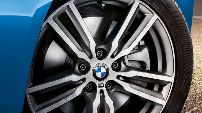 Cerchi in lega leggera della BMW Serie 2 Gran Tourer F46 Cerchi in lega leggera della BMW Serie 2 Gran Tourer F46 Facelift 2018 Estoril Blue metallizzato primo piano