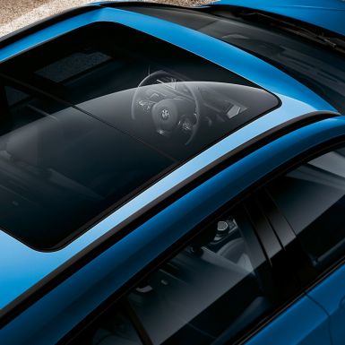 Tetto panoramico in vetro della BMW Serie 2 Gran Tourer F46 Tetto panoramico di vetro della BMW Serie 2 Gran Tourer F46 Facelift 2018 Estoril Blue metallizzato con prospettiva a volo di uccello F46