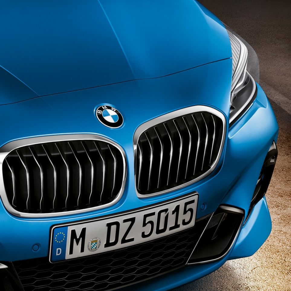 Calandra a doppio rene BMW Serie 2 Gran Tourer F46 Calandra a doppio rene della BMW Serie 2 Gran Tourer F46 Facelift 2018 Estoril Blue metallizzato primo piano del frontale