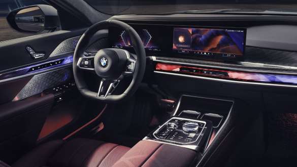 Cockpit della BMW Serie 7 Berlina G70 ICE 740i pacchetto sportivo M Vista degli interni con cockpit della BMW Serie 7 Berlina G70 ICE 740i pacchetto sportivo M