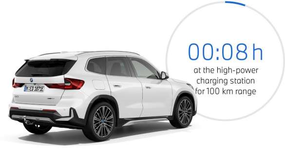 BMW iX1 xDrive30 U11 BEV 2022 Public charging Vista posteriore della BMW iX1 xDrive30 U11 BEV 2022 Mineral White metallizzato Public charging