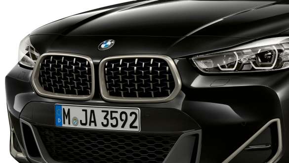 Calandra a doppio rene della BMW X2 M35i (F39) Calandra a doppio rene BMW con intreccio tridimensionale. della BMW X2 M35i (F39) in Sapphire Black metallizzato Vista anteriore a tre quarti