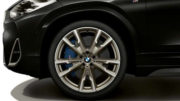 Cerchi in lega leggera M della BMW X2 M35i (F39) Cerchi in lega leggera M della BMW X2 M35i (F39) in Sapphire Black metallizzato primo piano della ruota