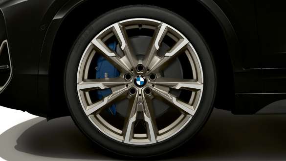 Freni sportivi M della BMW X2 M35i (F39) Freni sportivi M della BMW X2 M35i (F39) in Sapphire Black metallizzato primo piano della ruota