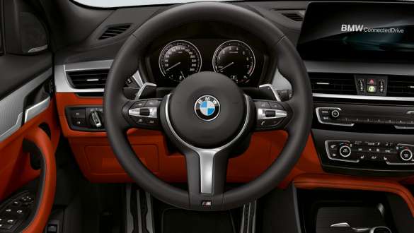Cockpit della BMW X2 M35i (F39) Cockpit con Active Cruise Control con funzione Stop&Go della BMW X2 M35i (F39) abitacolo