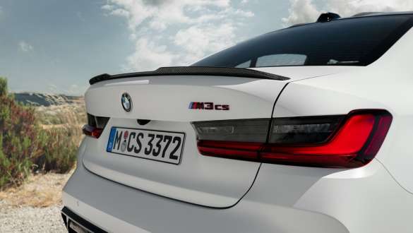 Spoiler posteriore M Carbon della BMW M3 CS G80 BMW M3 CS G80 Spoiler posteriore M Carbon in vista posteriore a tre quarti