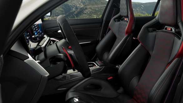 Sedili avvolgenti M in carbonio della BMW M3 CS G80 Sedili avvolgenti M Carbon in bicolore nero/rosso. con cucitura a contrasto della BMW M3 CS G80