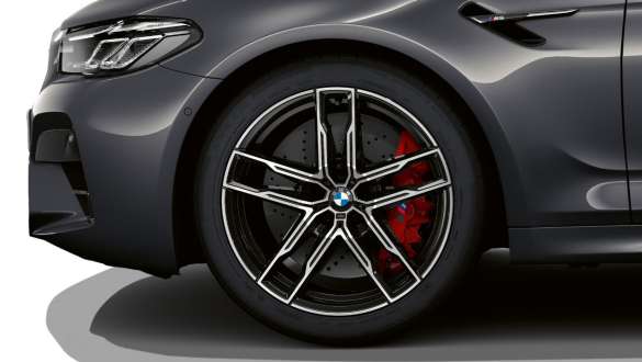 Cerchio in lega leggera M da 20" styling a doppi raggi n° 810 M bicolore della BMW M5 F90 2020 Cerchio in lega leggera da 20” M styling a doppi raggi nº 810 M bicolore della BMW M5 F90 LCI Facelift 2020 Brands Hatch Grey metallizzato Primo piano della ruota