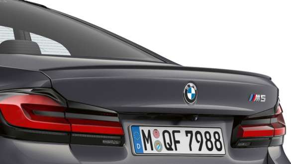 Spoiler posteriore M della BMW M5 F90 2020 Spoiler posteriore M della BMW M5 F90 LCI Facelift 2020 Brands Hatch Grey metallizzato Primo piano del portellone posteriore