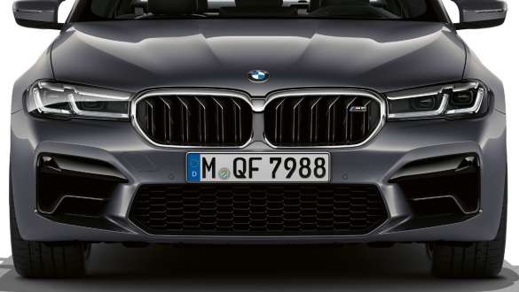 Calandra a doppio rene M della BMW M5 M F90 2020 Vista frontale Calandra a doppio rene M della BMW M5 F90 LCI Facelift 2020 Brands Hatch Grey metallizzato Vista anteriore