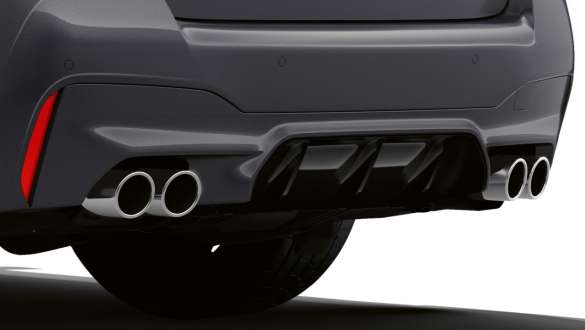 Terminali di scarico doppi specifici per le versioni M della BMW M5 F90 2020 Terminali di scarico doppi specifici per le versioni M della BMW M5 F90 LCI Facelift 2020 Brands Hatch Grey metallizzato Primo piano del fascione posteriore