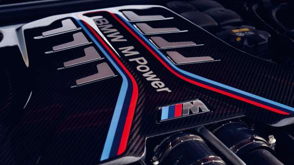 Motore benzina BMW M TwinPower Turbo a 8 cilindri della BMW M5 F90 2020 Motore benzina BMW M TwinPower Turbo da 8 cilindri della BMW M5 F90 LCI Facelift 2020 Primo piano Copertura del motore