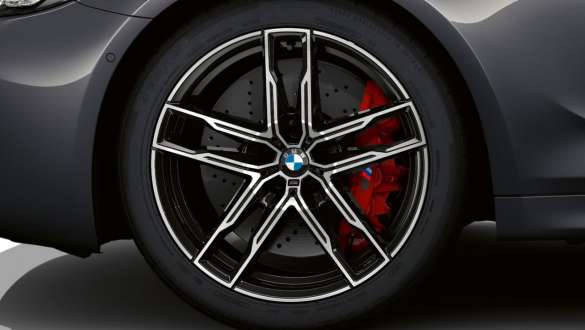 Freni Compound M della BMW M5 F90 2020 Freni M Compound della BMW M5 F90 LCI Facelift 2020 Brands Hatch Grey metallizzato Primo piano della ruota