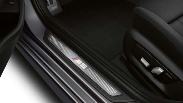 Listelli battitacco con logo “M5” della BMW M5 F90 2020 Listelli battitacco con scritta “M5” della BMW M5 F90 LCI Facelift 2020