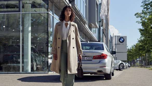 Donna davanti a un Centro BMW Service. BMW Service Inclusive Donna davanti a un Centro BMW Service