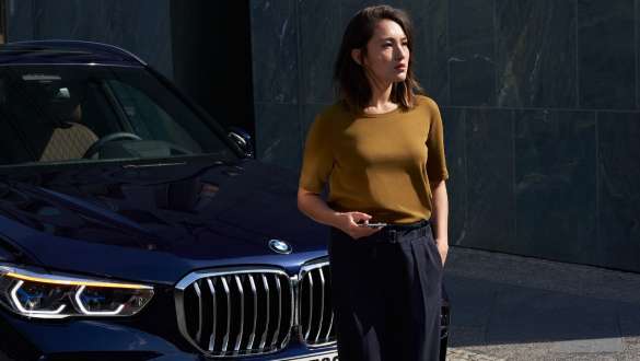 Una donna davanti a una BMW Soccorso stradale BMW Una donna davanti a una BMW