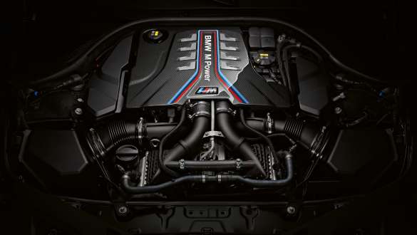 Motore benzina M TwinPower Turbo da 8 cilindri della BMW M8 Cabrio F91 LCI 2022 BMW M8 Cabrio F91 LCI Facelift 2022 Primo piano del motore benzina M TwinPower Turbo da 8 cilindri