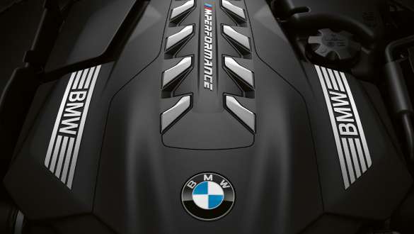Motore benzina M TwinPower Turbo da 8 cilindri della BMW M850i xDrive cabrio G14 LCI Facelift 2022 BMW M850i xDrive Cabrio G14 LCI Facelift 2022 Primo piano del motore benzina M TwinPower Turbo da 8 cilindri