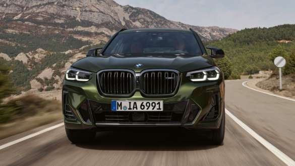 Assetto sportivo M della BMW X3 M40i M40d G01 LCI Facelift 2021 Vista frontale in movimento BMW X3 M40i M40d G01 LCI Facelift 2021 Malachit Green metallizzato Assetto sportivo M Vista frontale in movimento