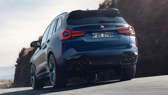 M xDrive BMW X3 M Competition F97 LCI Facelift 2021 BMW X3 M Competition F97 LCI Facelift 2021 Frozen Marina Bay Blue metallizzato in movimento Vista posteriore con prospettiva dal basso M xDrive