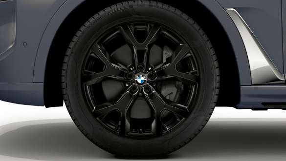 Cerchio in lega leggera BMW da 21" styling a Y nº 752 in Jet Black della BMW X7 G07 LCI Primo piano del cerchio in lega leggera BMW da 21" styling a Y nº 752 in Jet Black della BMW X7 G07 LCI