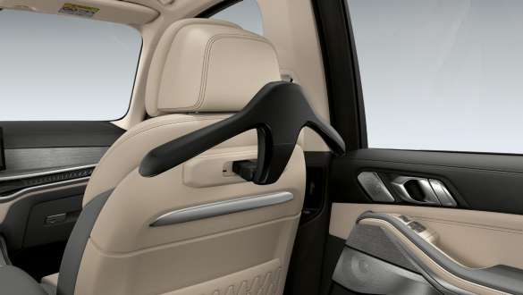 Gruccia appendiabiti BMW del Travel & Comfort System della BMW X7 G07 LCI Primo piano della gruccia appendiabiti BMW del Travel & Comfort System della BMW X7 G07 LCI