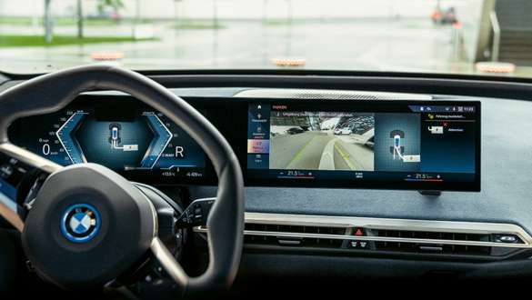 Parking Assistant Plus della BMW Funzioni installabili in un secondo momento Funzioni installabili in un secondo momento BMW Parking Assistant Plus Primo piano del Curved Display