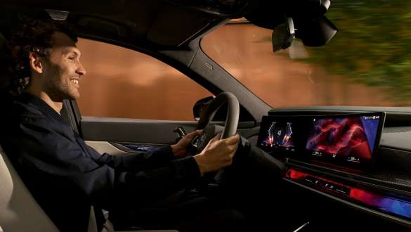 Volante con corona riscaldabile BMW Funzioni installabili in un secondo momento Funzioni installabili in un secondo momento BMW Volante con corona riscaldabile Cockpit con volante e Curved Display