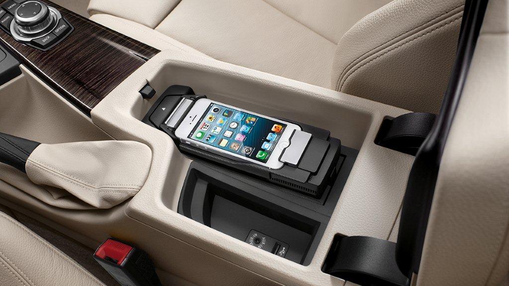 Телефония с возможностью беспроводной зарядки bmw