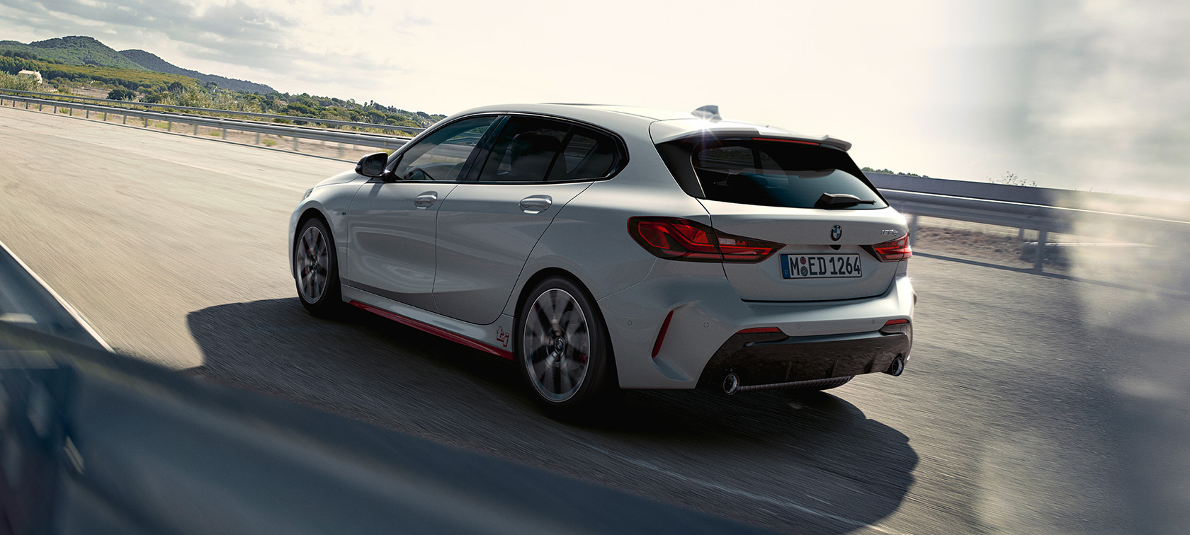 BMW 128ti Dreiviertel-Heckansicht F40 BMW 128ti F40 Dreiviertel-Heckansicht fahrend
