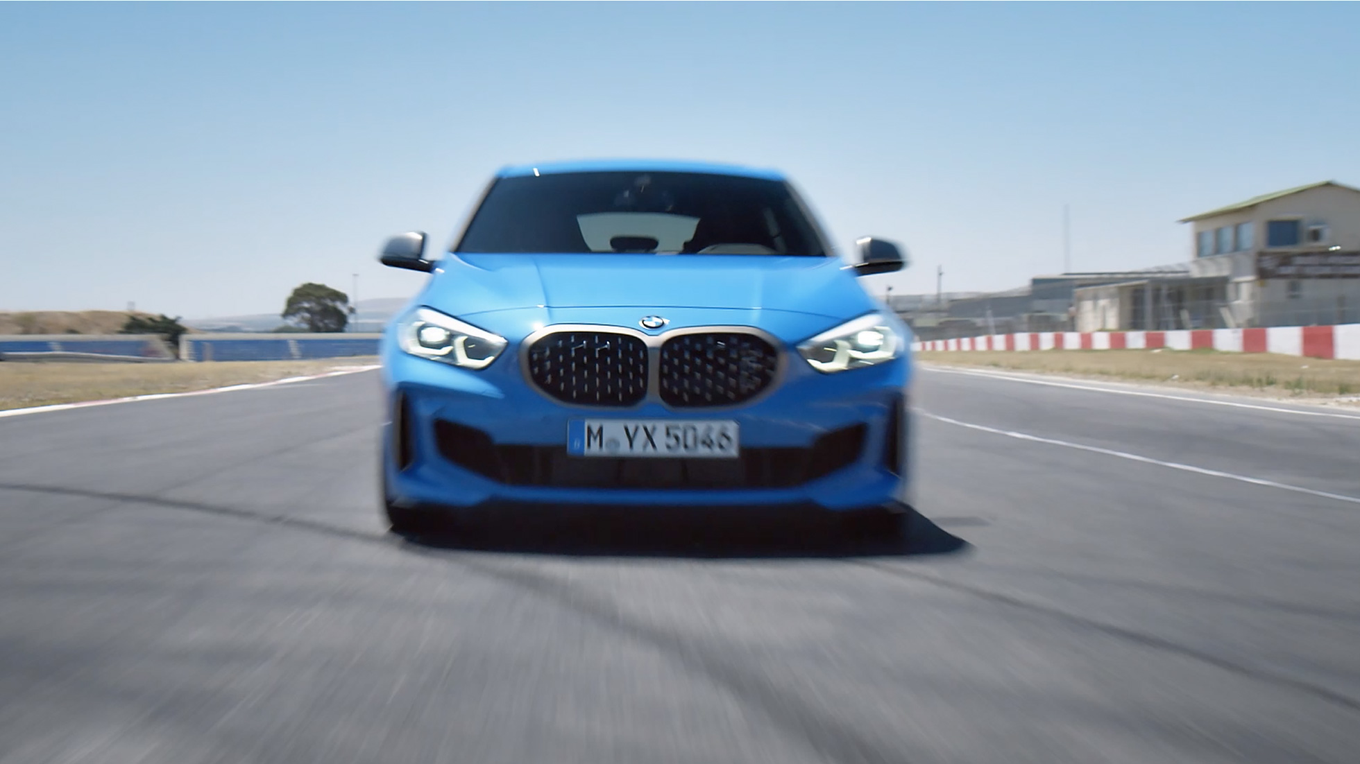 Video della BMW Serie 1 in movimento. Video della BMW Serie 1 con scene di guida dinamica.