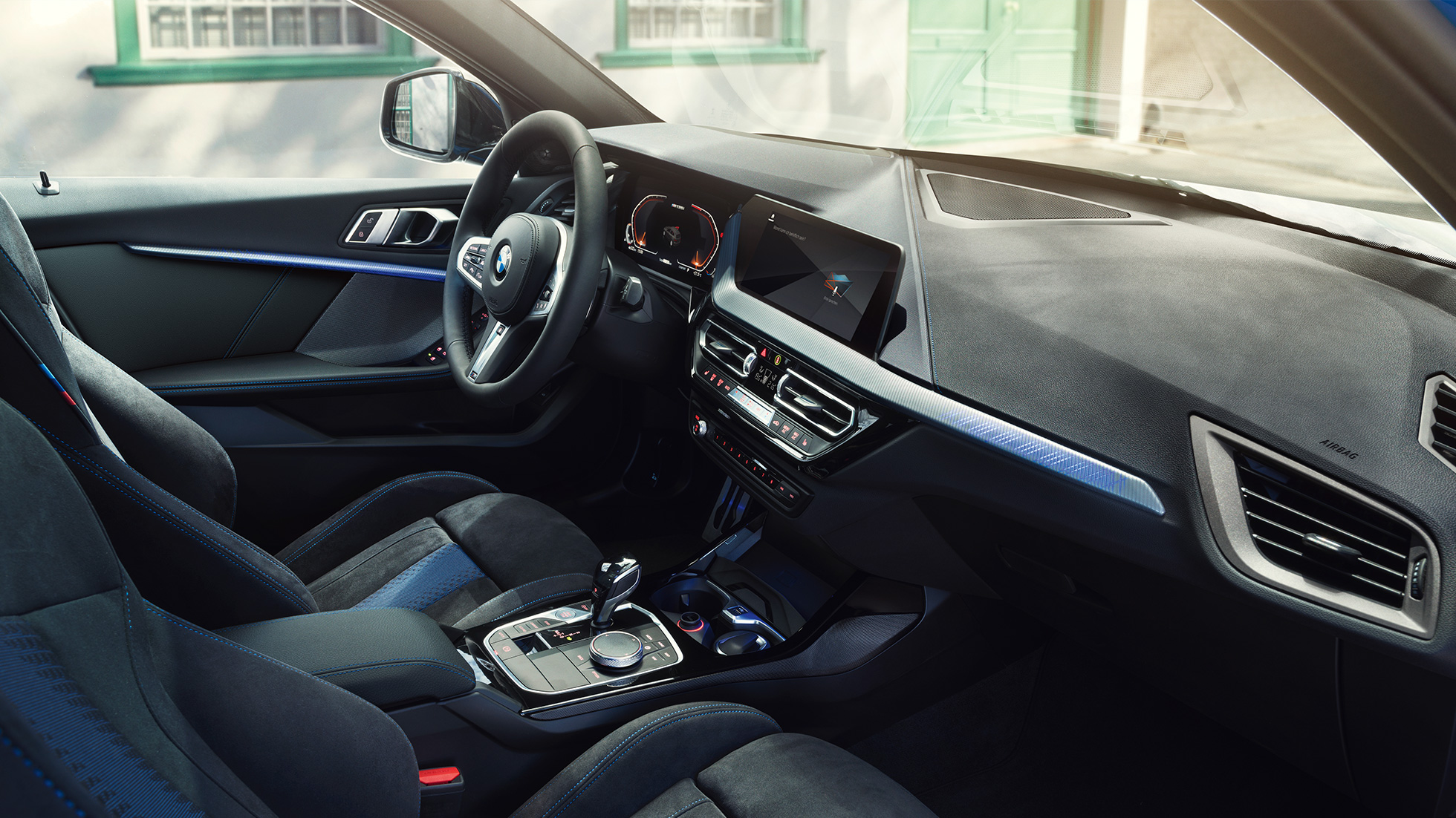 Aménagement intérieur sportif de la BMW Série 1 F40 Le poste de conduite de la BMW Série 1 avec sièges M sport, volant M en cuir et inserts de décoration éclairés. F40