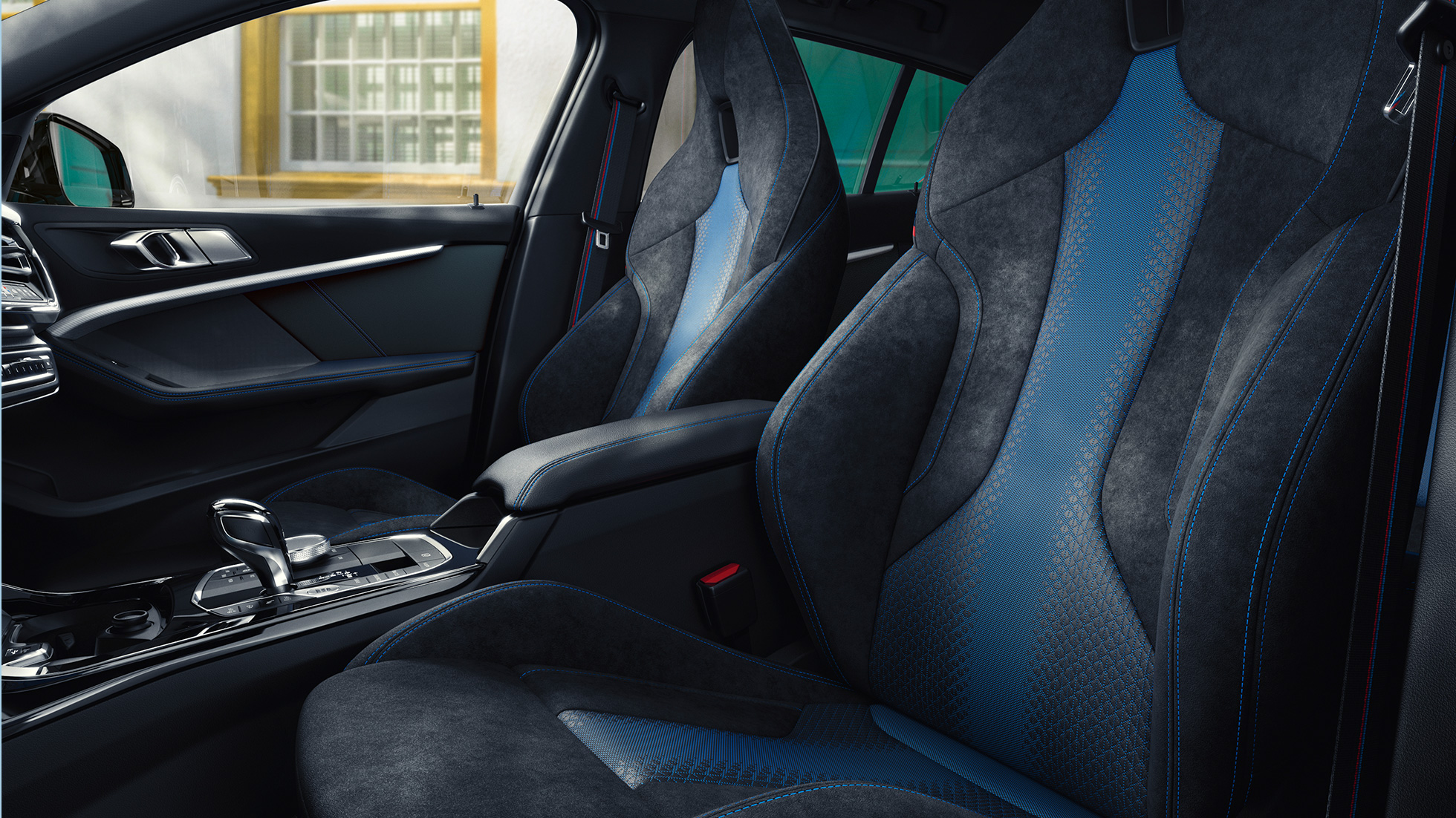 Sièges M sport. F40 Sièges M sport au galbe ergonomique de la BMW Série 1, avec surpiqûres contrastées bleues et appuie-têtes intégrés. F40